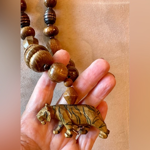 Tiger Vintage Wooden Bead Necklace with screw clasp. Hand carved Tiger bead. EUC - Picture 10 of 16